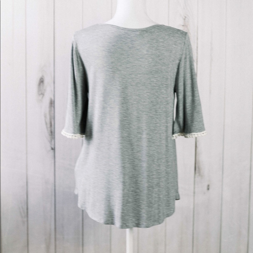 Rosalie- grey top with crochet trim - Picture 3 of 7
